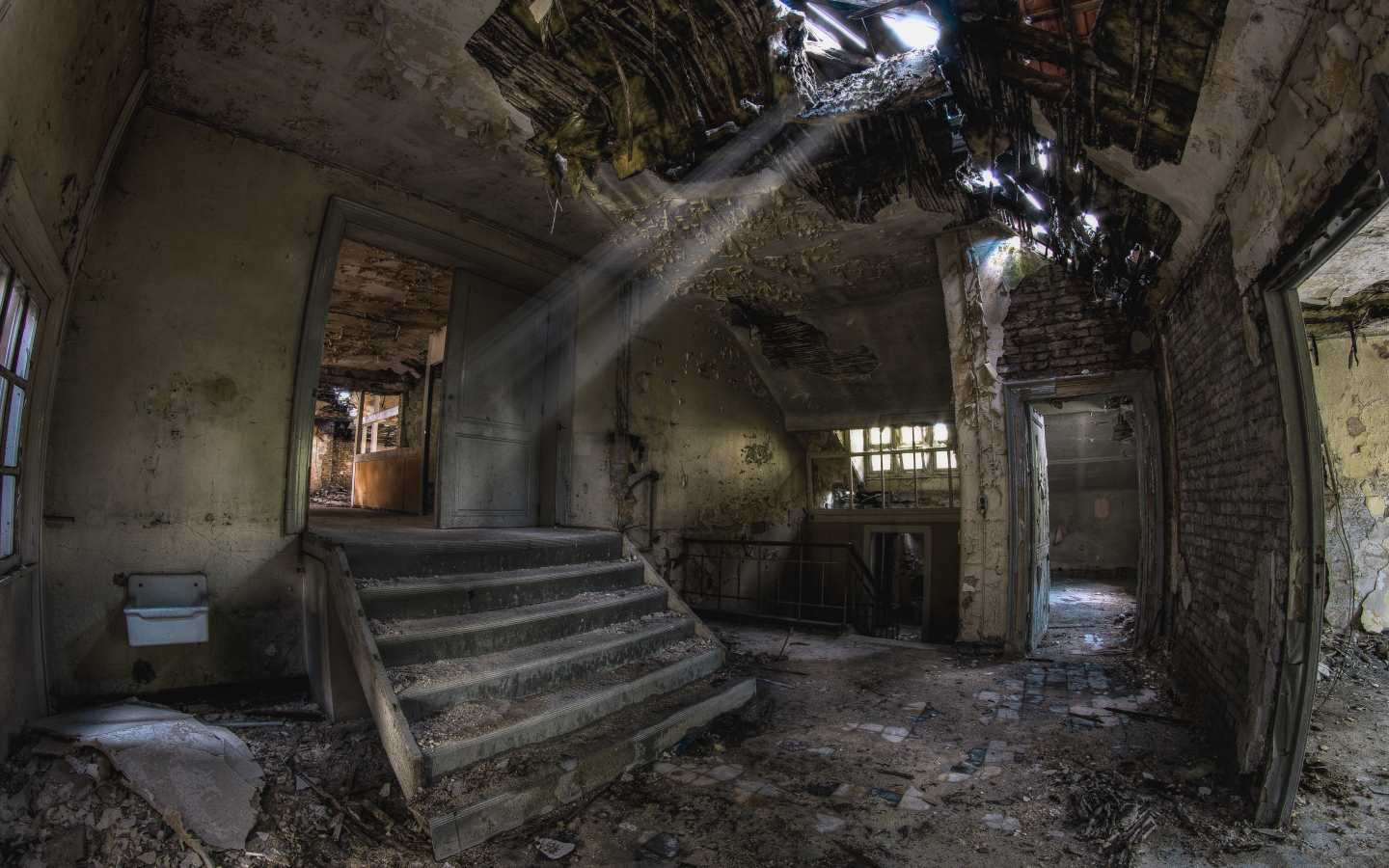 Разрушенный дом с дырой в потолке