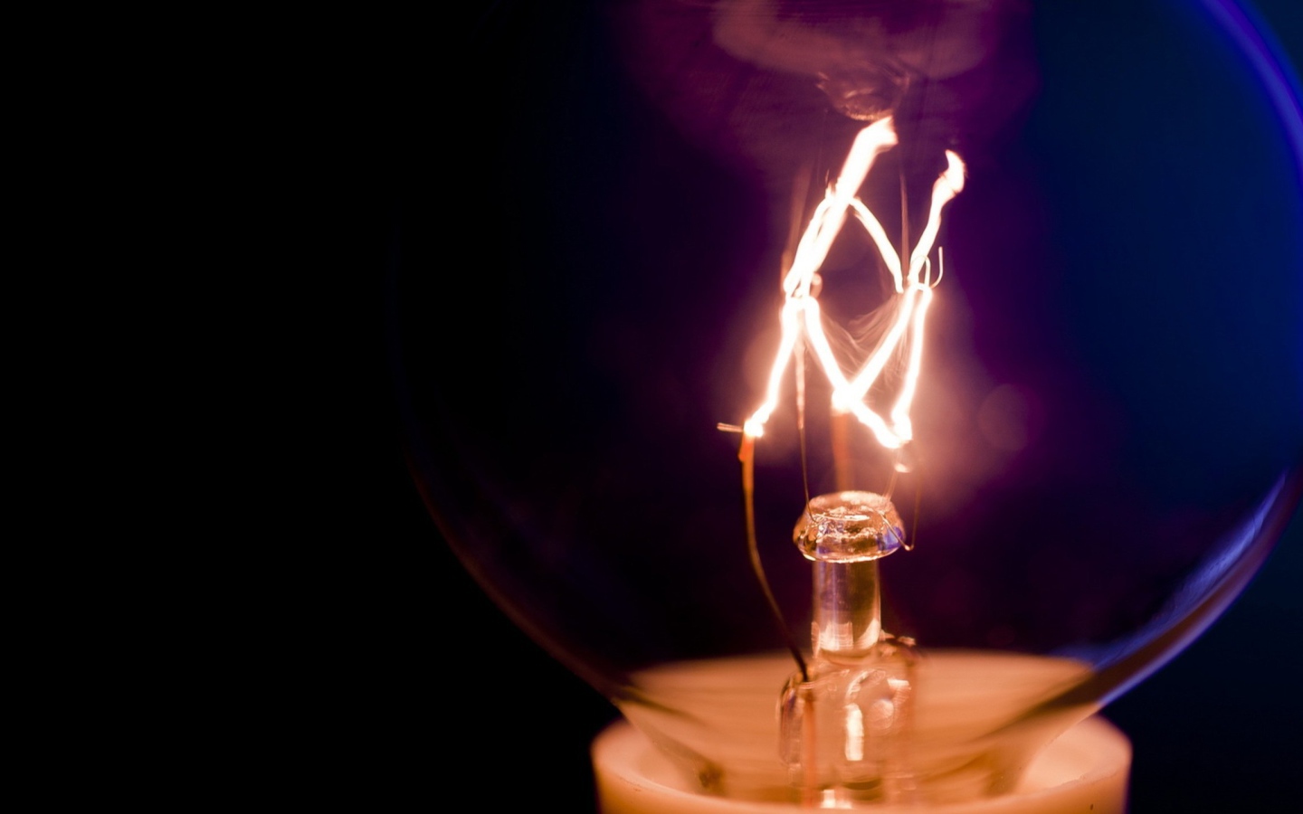 Лампа на черном фоне