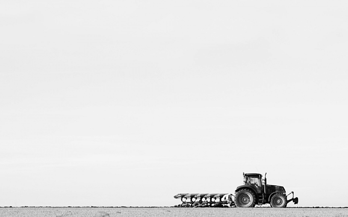 Tрактор в поле