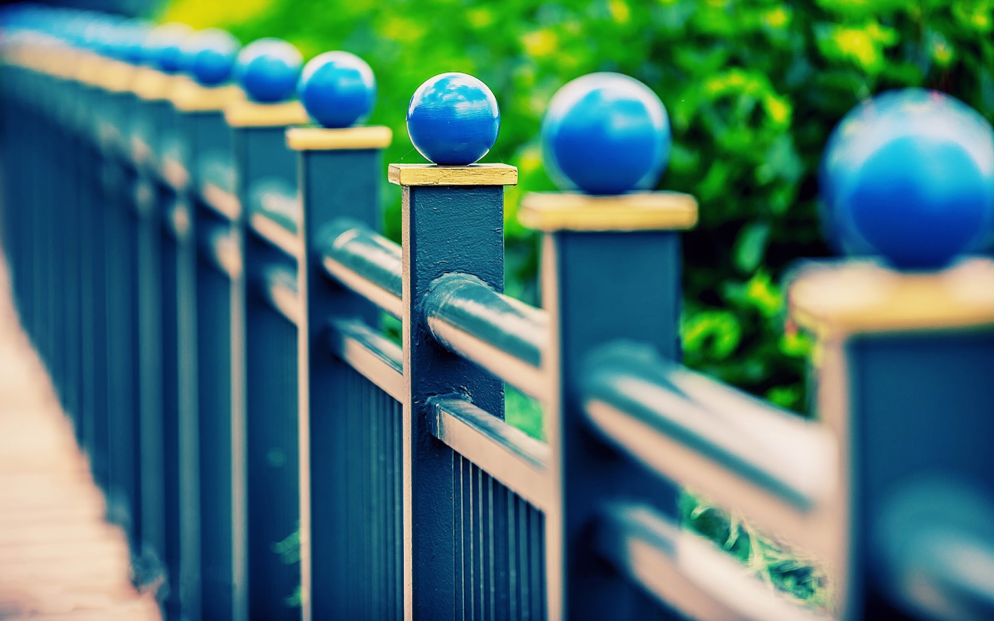 Синий забор с шариками
