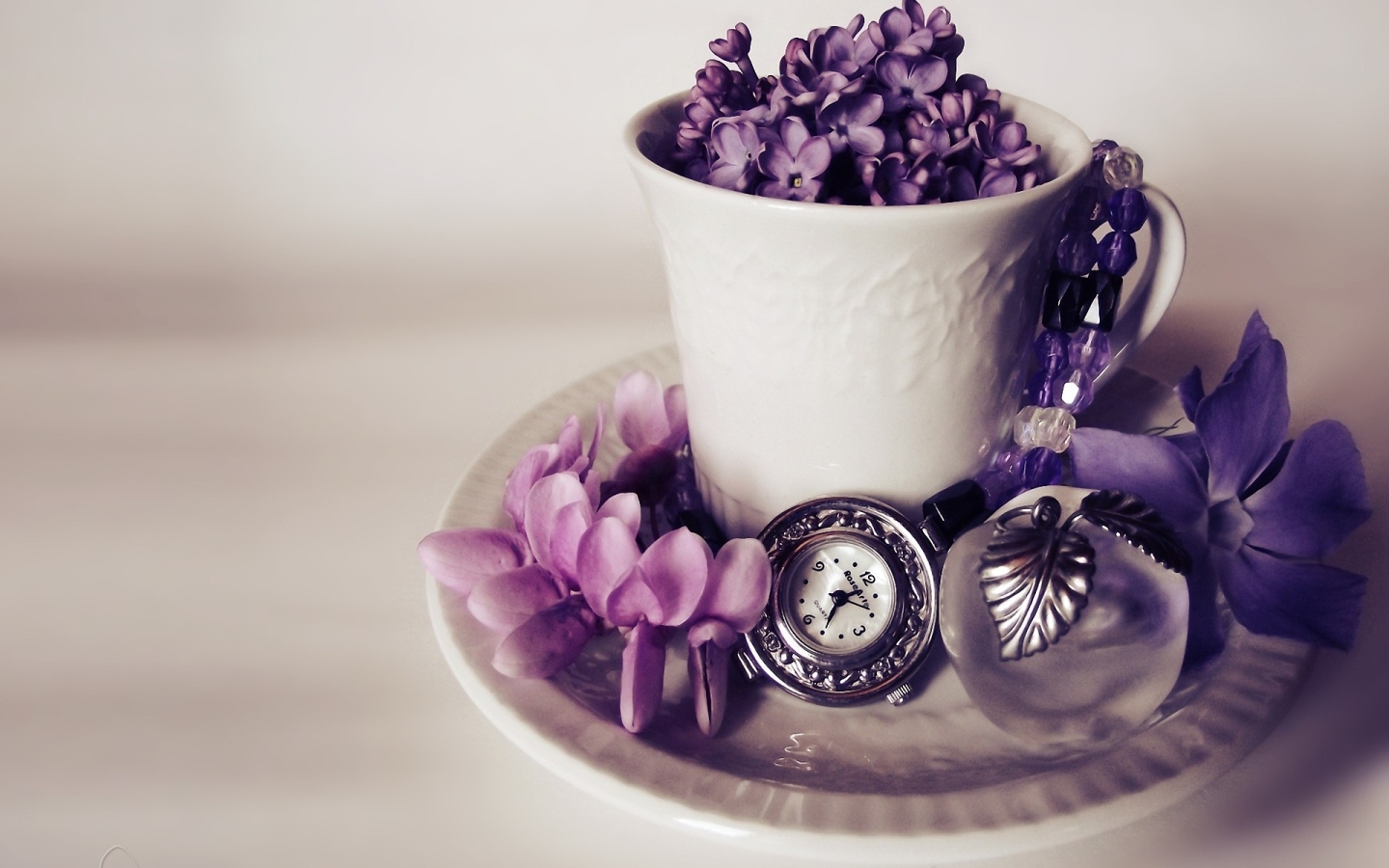Чашка с цветами и часы