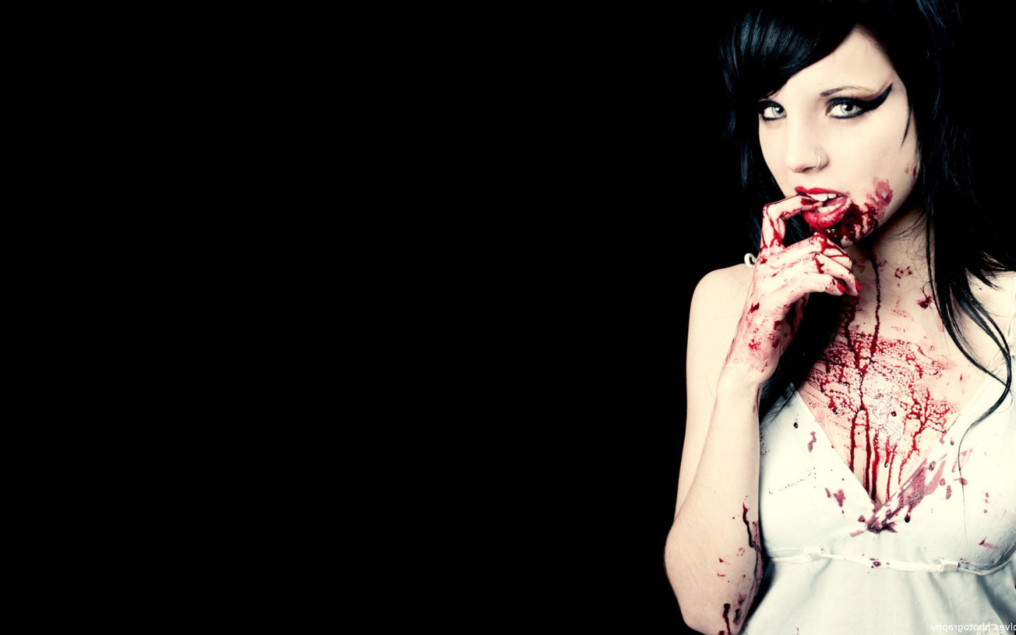 Окровавленная девушка вампир