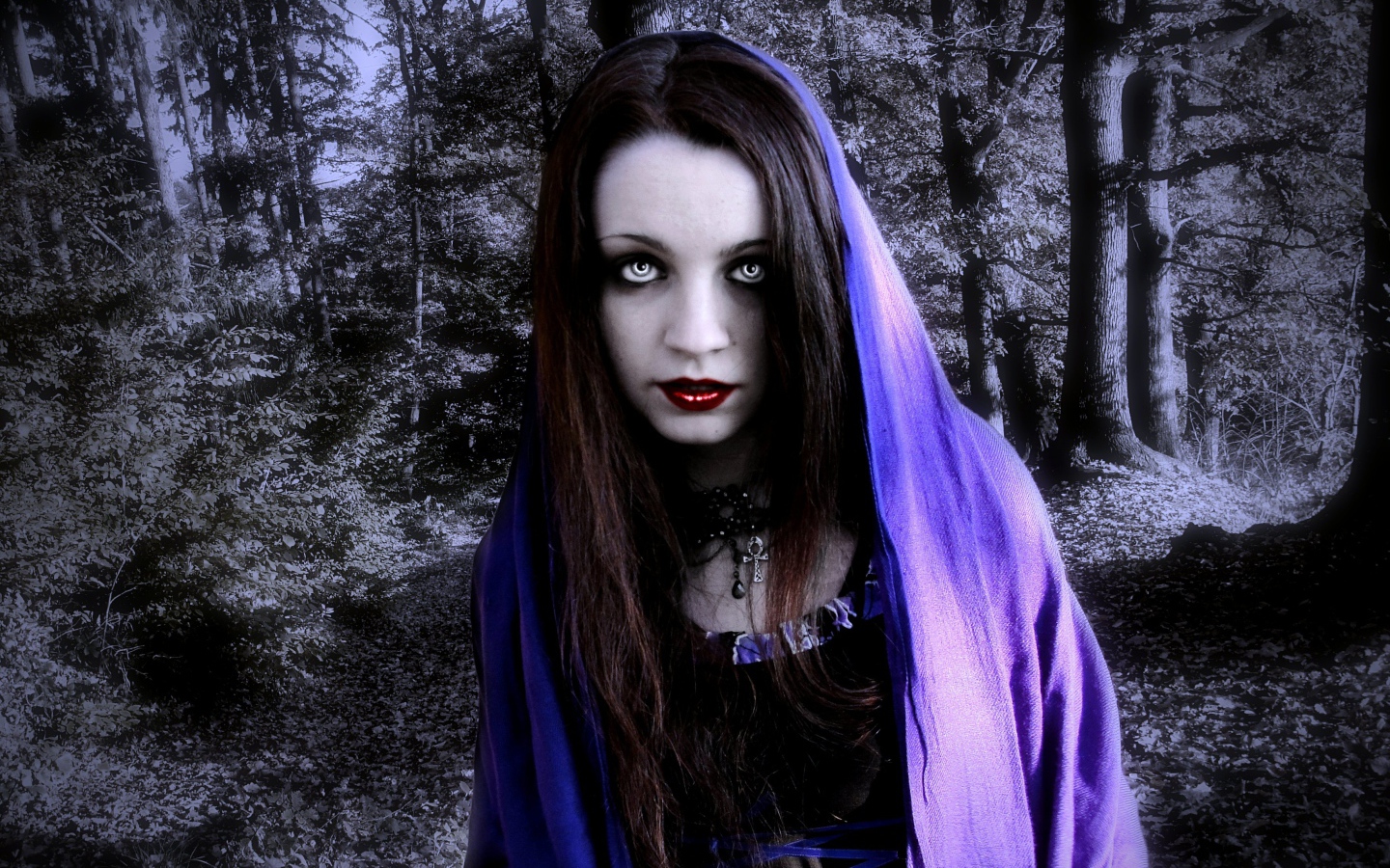 Накидка на голове у девушки вампира