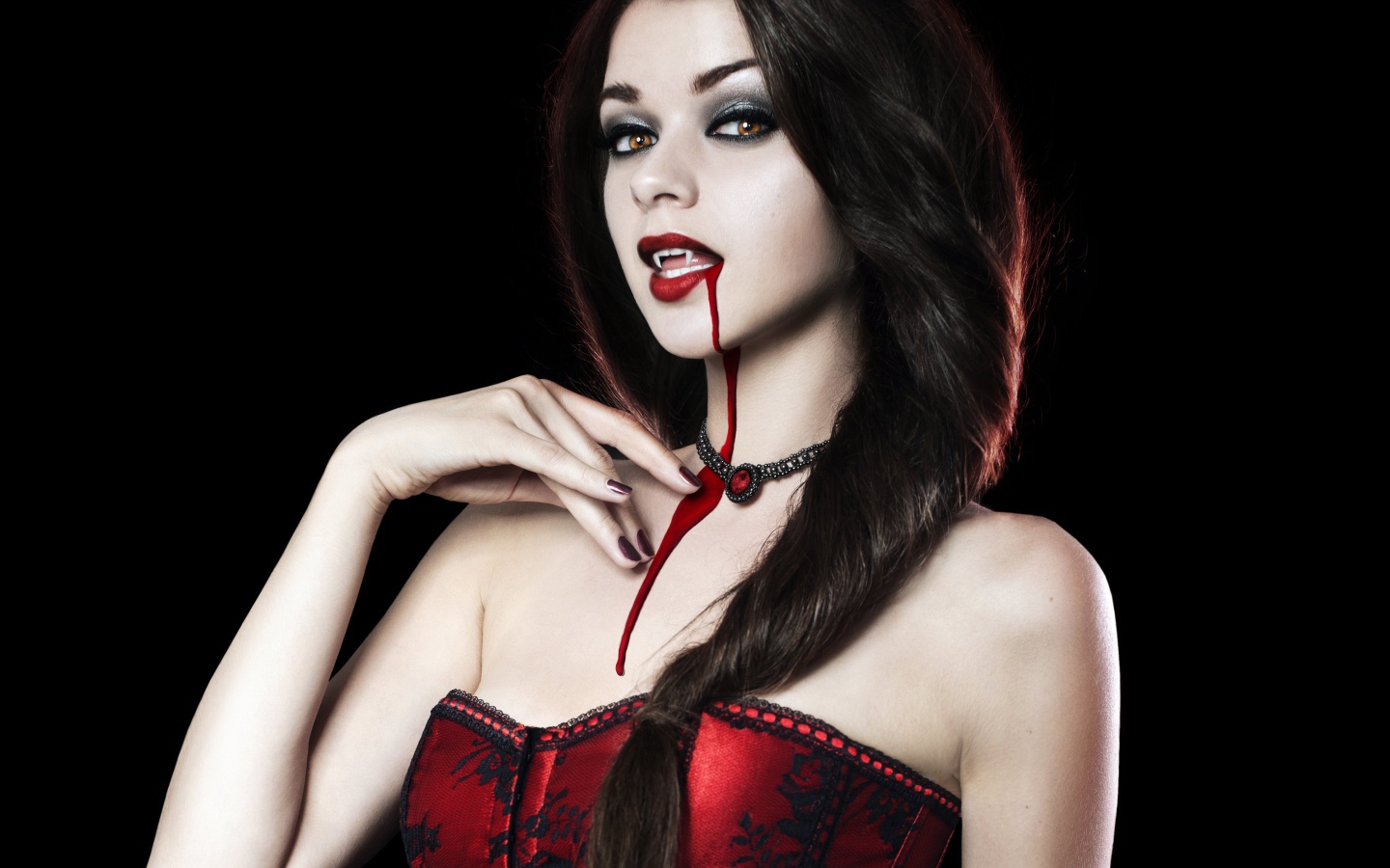 Довольная девушка вампир