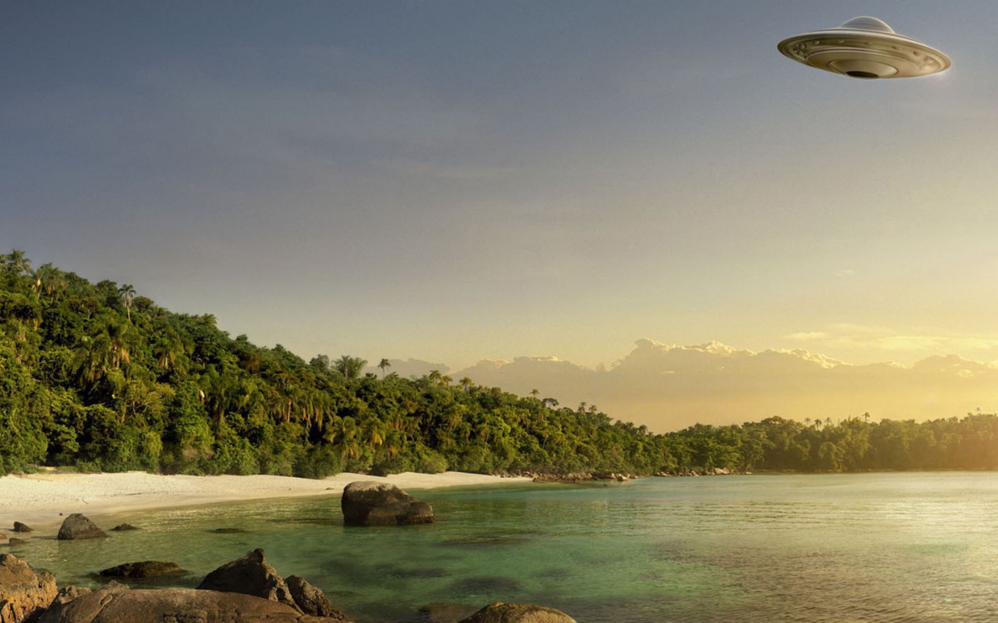 Летающая тарелка над пляжем