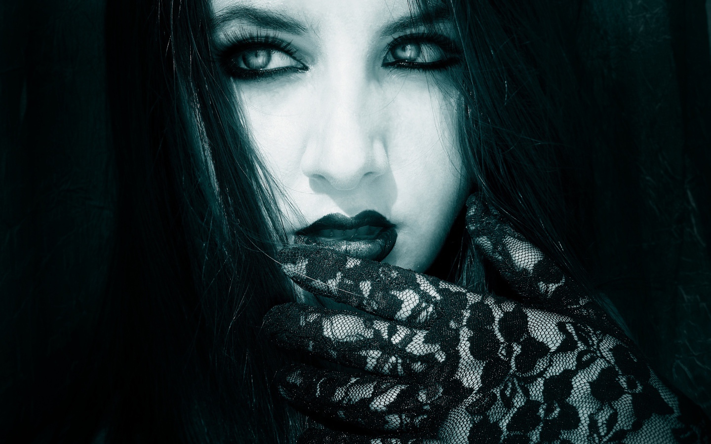 Девушка вампир в перчатках