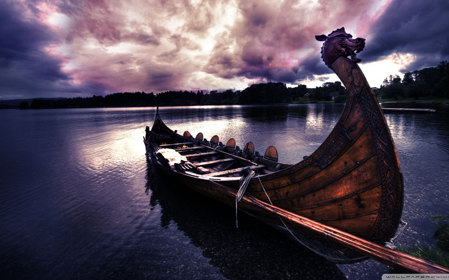 Лодка викингов у причала
