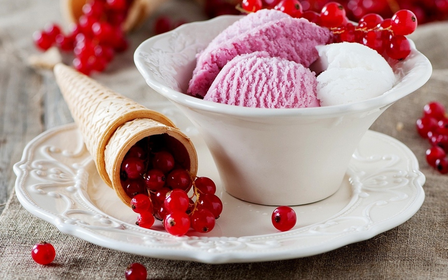 Мороженное с красной смородиной