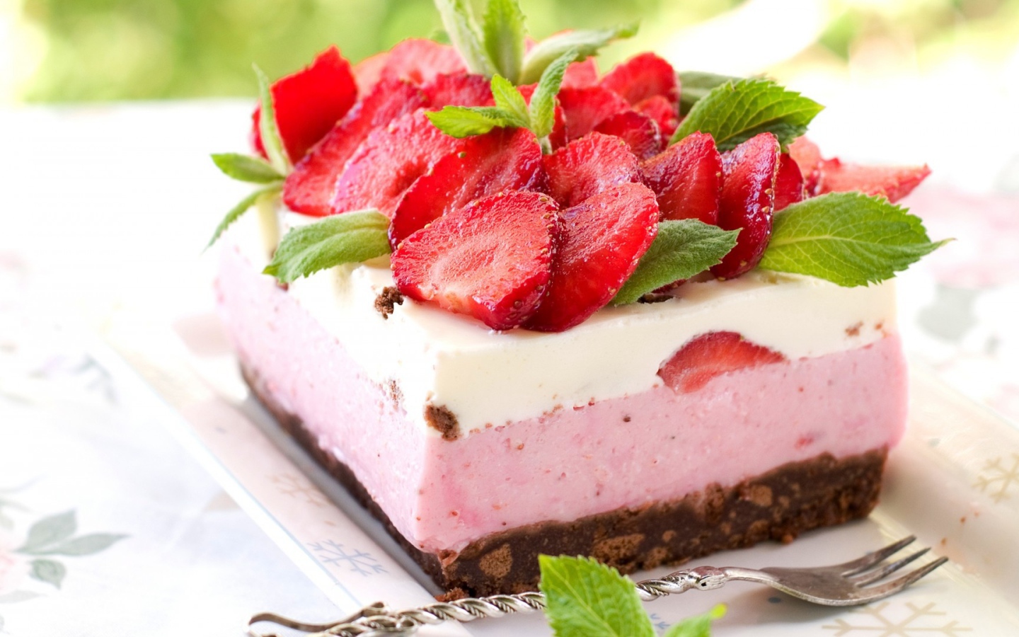 Воздушное пирожное с клубникой