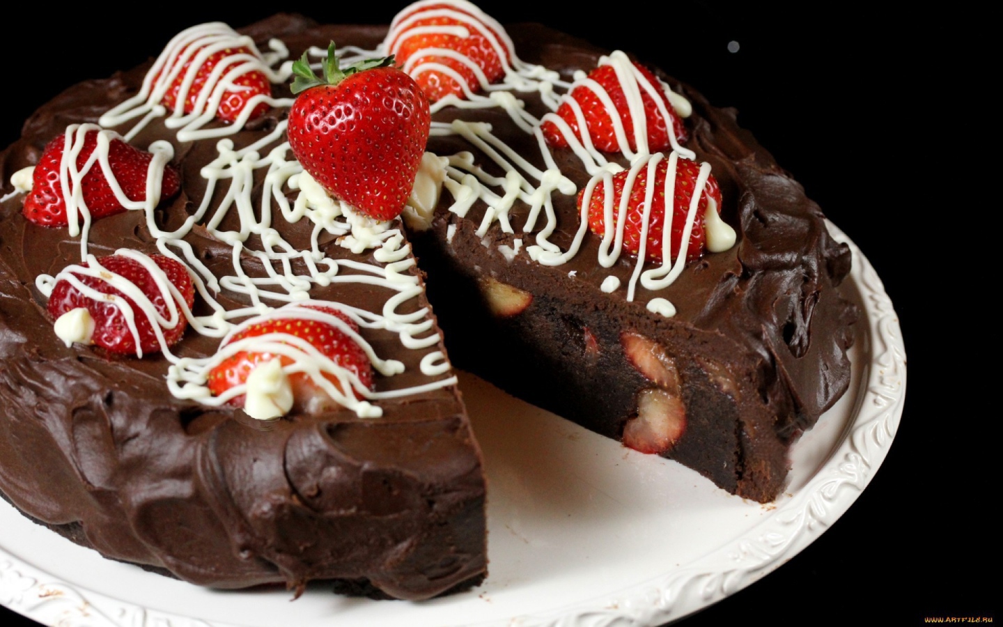 Шоколадный пирог с клубникой