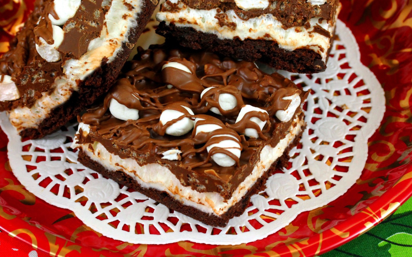 Кусочки торта на тарелке