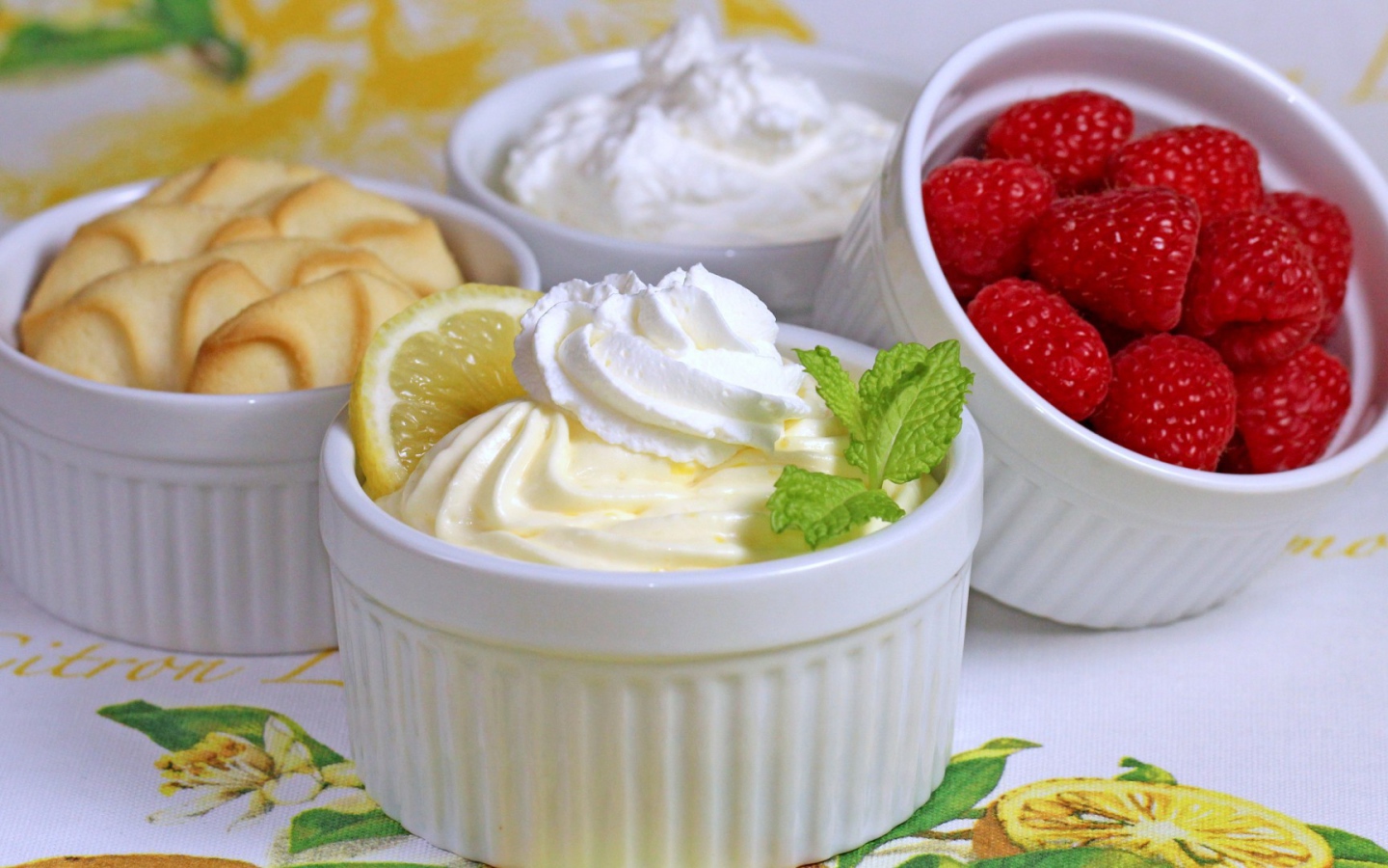 Миски с десертом