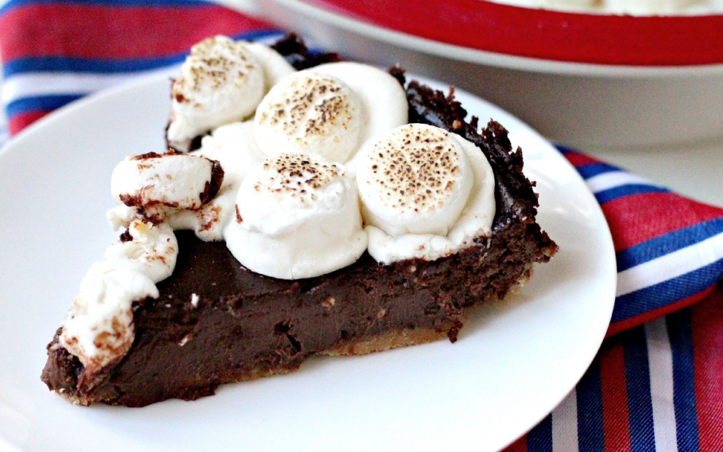 Шоколадный торт с кремом