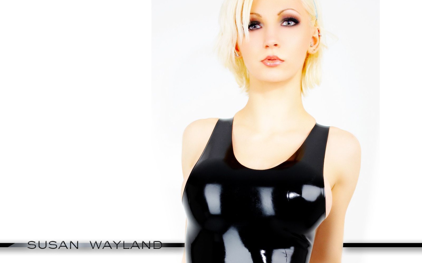 Блондинка в блестящем костюме на белом фоне