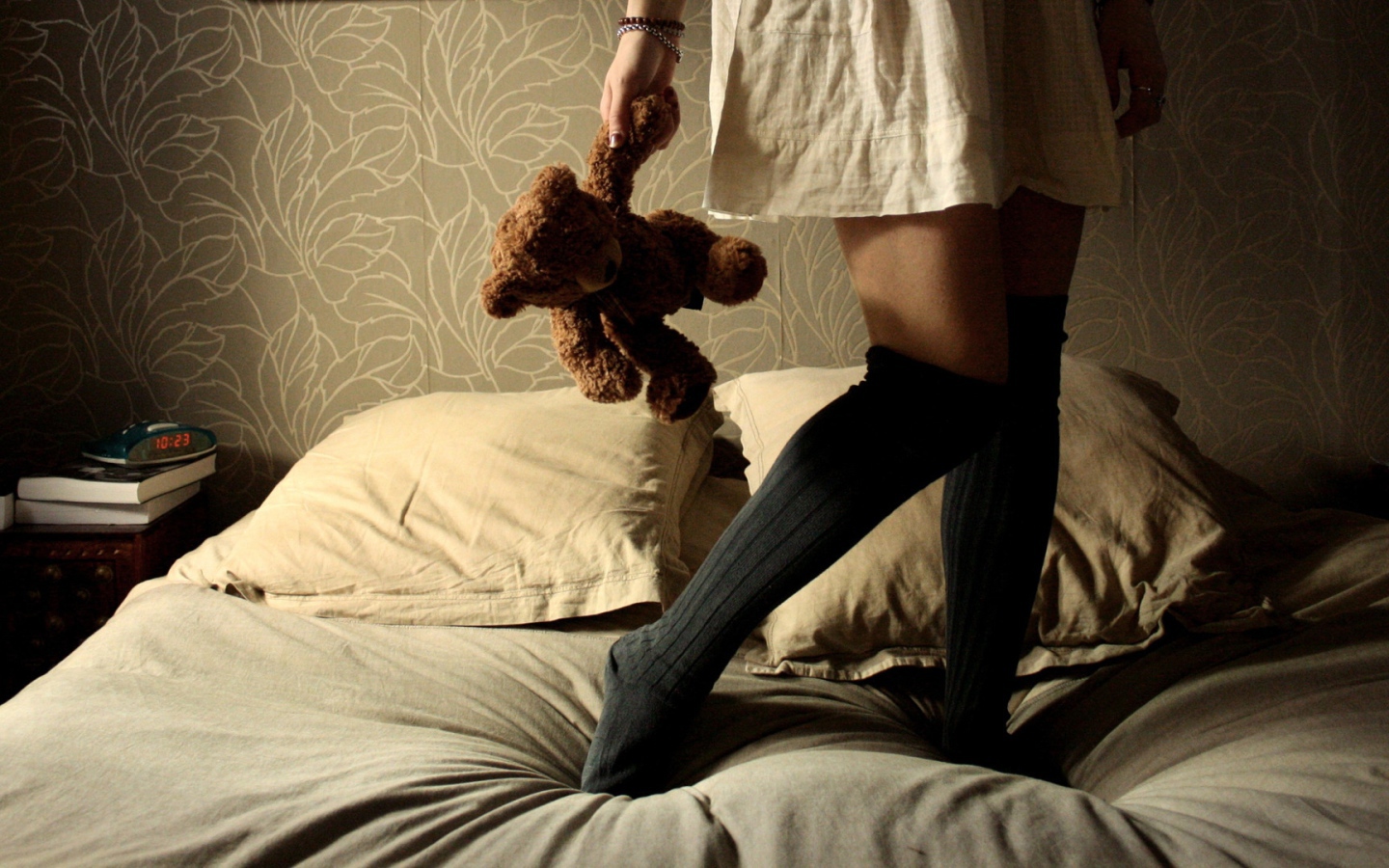 Девушка с плюшевым медведем