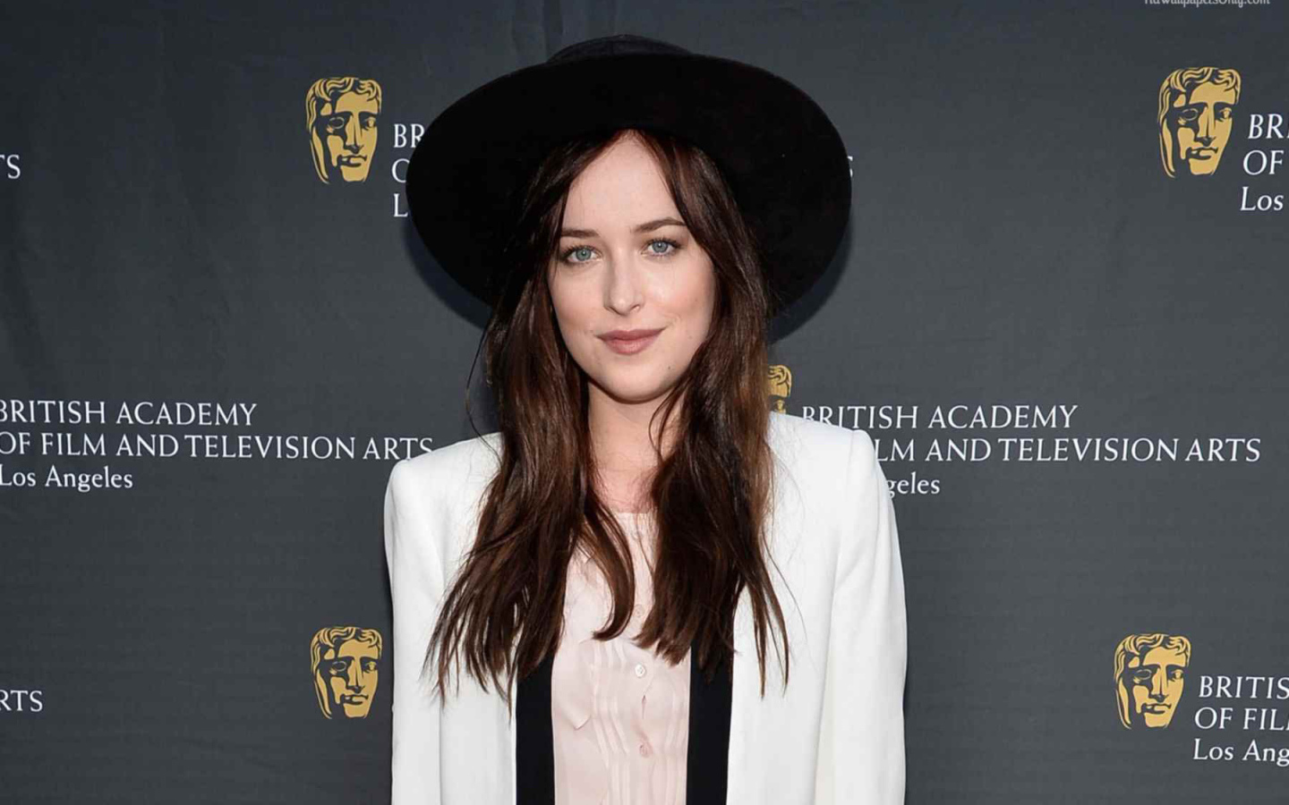 Красивая Дакота Джонсон