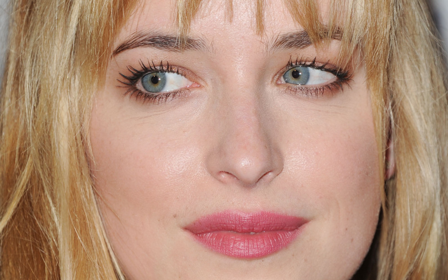 Очаровательная модель Дакота Джонсон