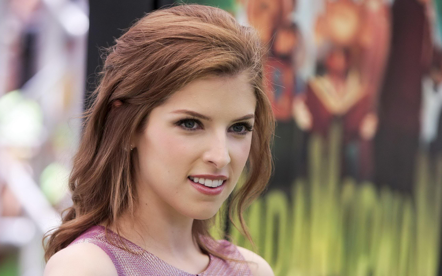 Анна улыбается