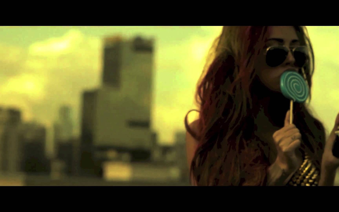 Диана Мелисон с леденцом