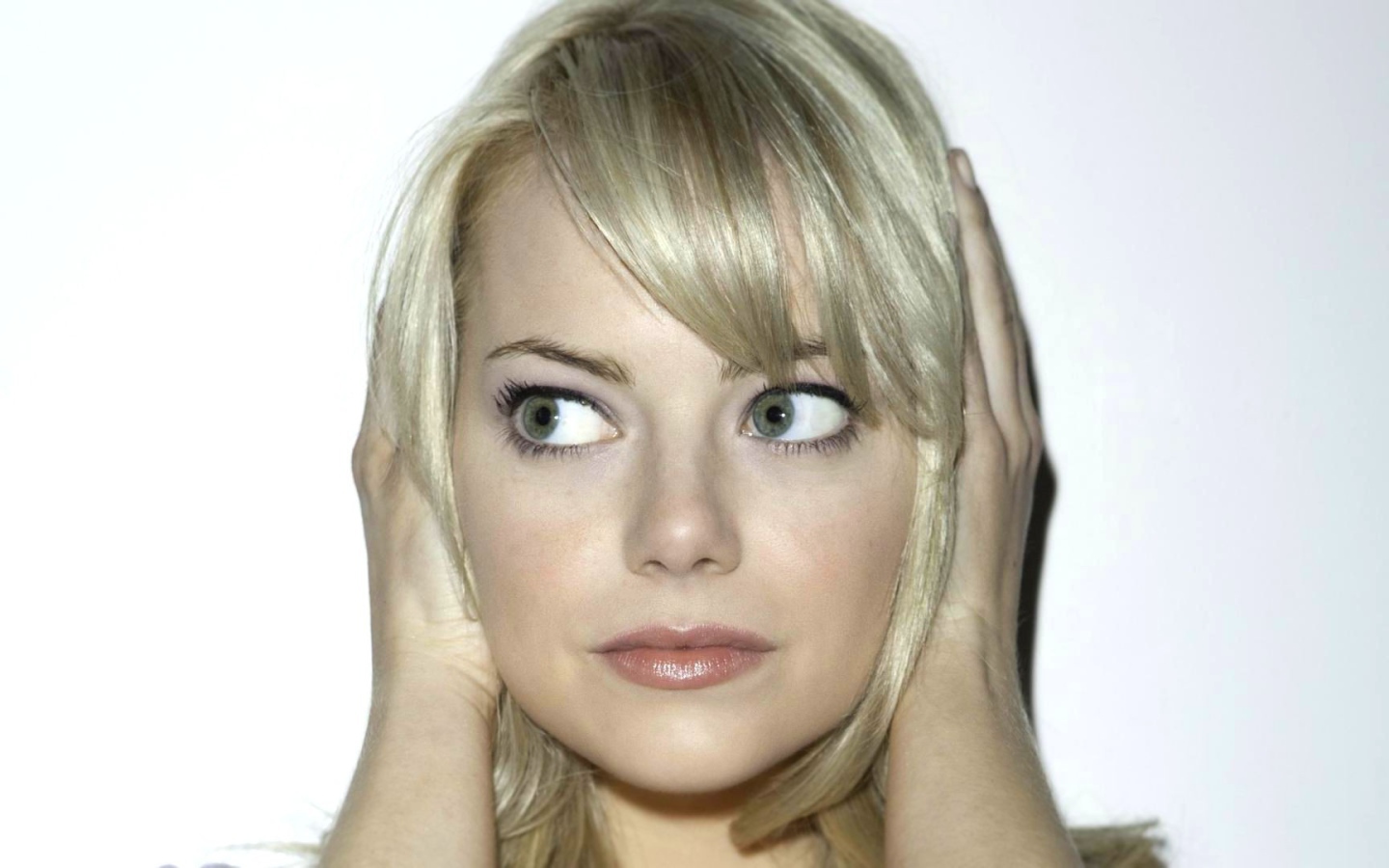 Эмма закрыла уши