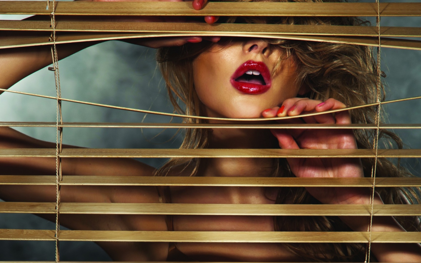 Девушка и жалюзи