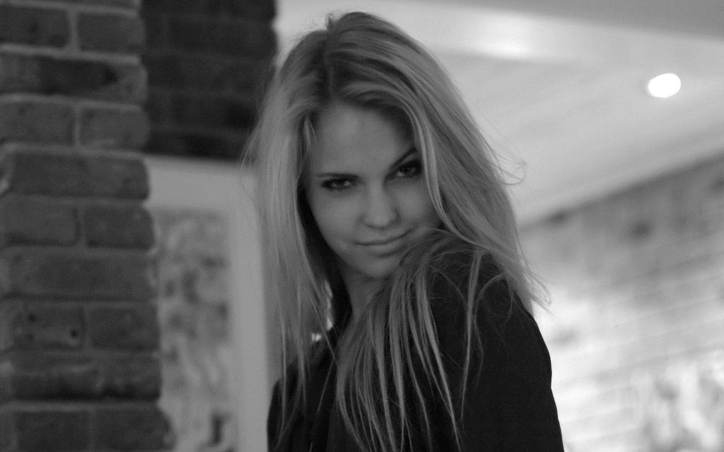Девушка в черно белых тонах