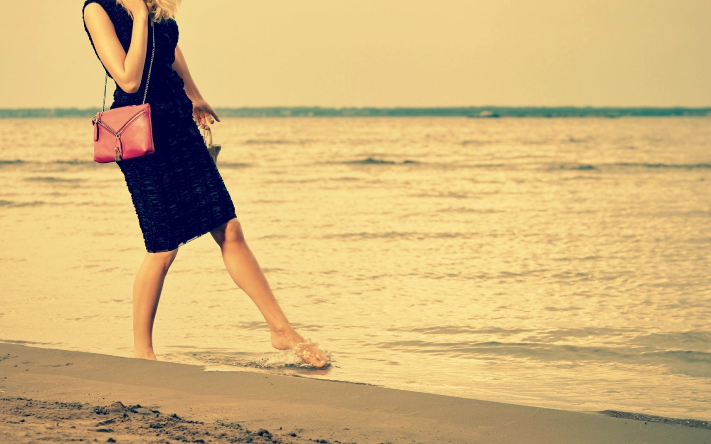 Девушка на берегу моря