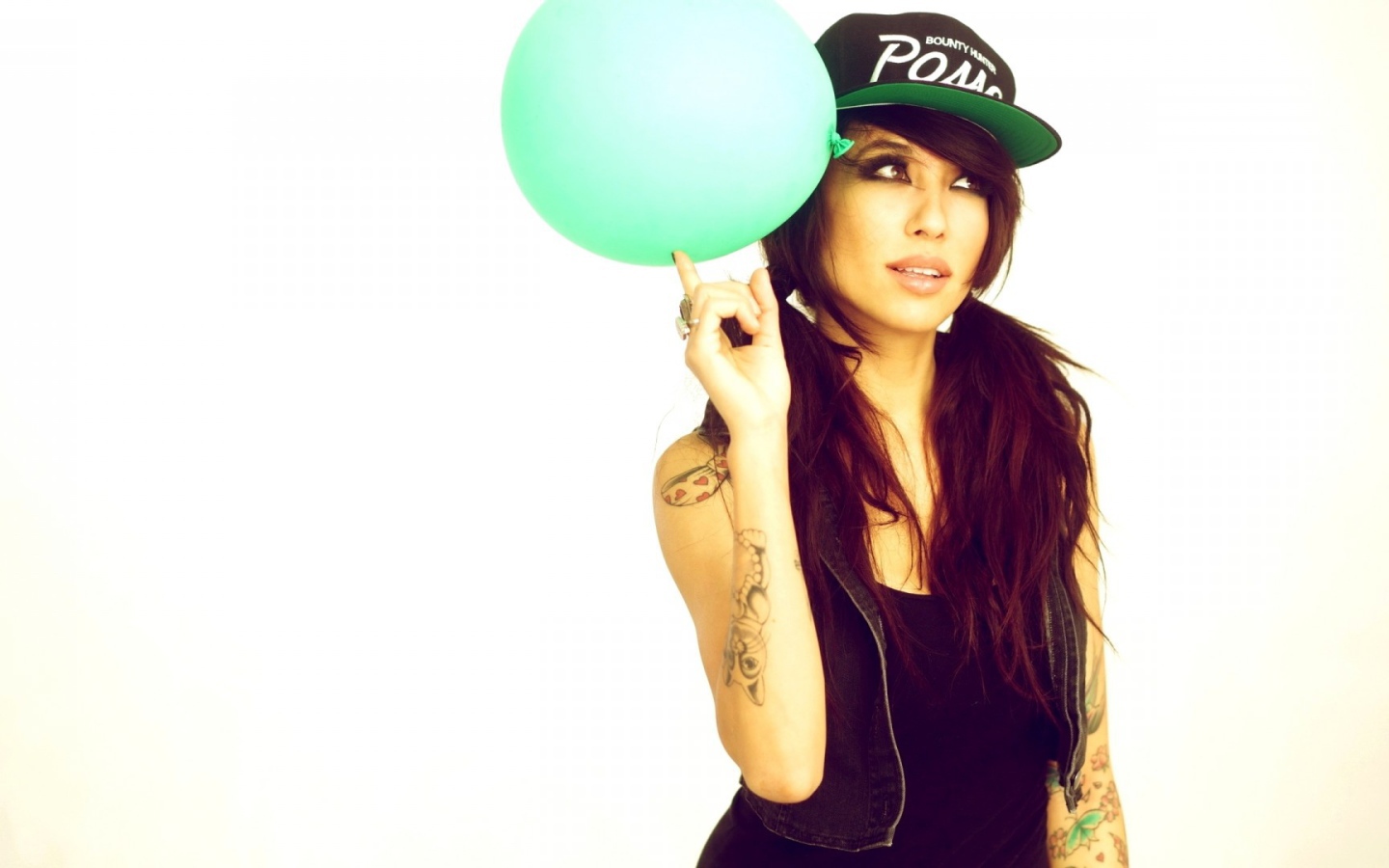 Девушка с зеленым шариком