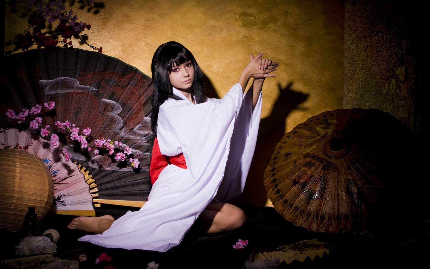 Японка показывает фигуру в театре теней