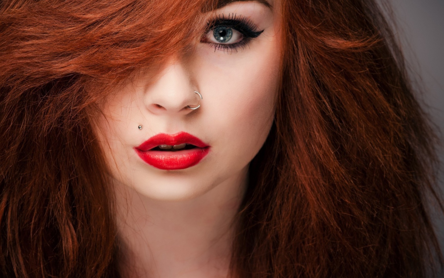 Пирсинг у рыжей девушки