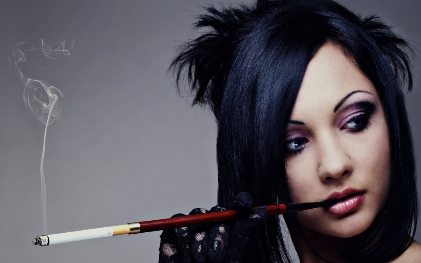 Девушка курит сигарету