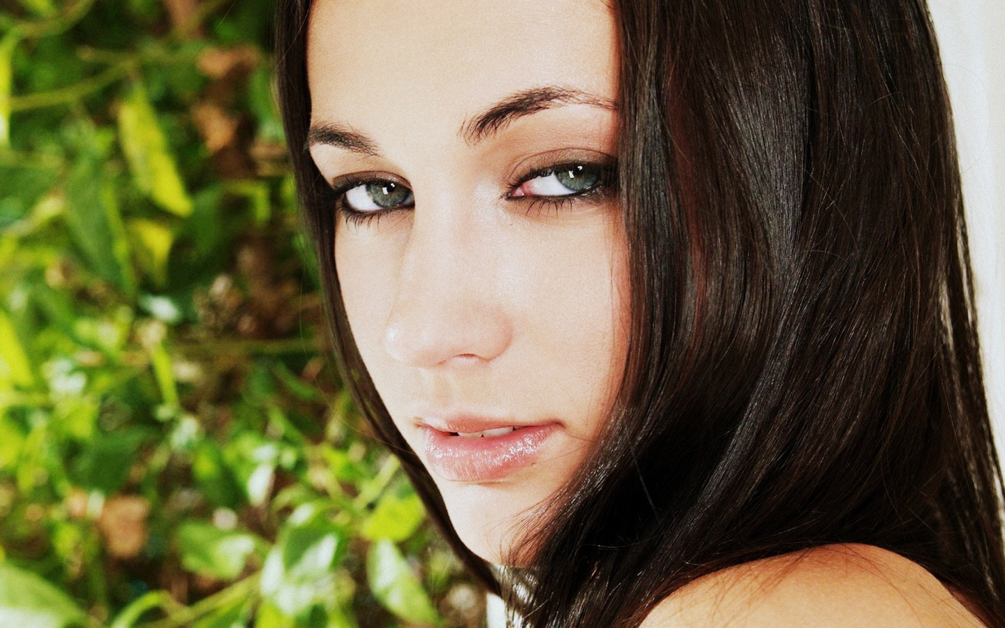 Лицо брюнетки 