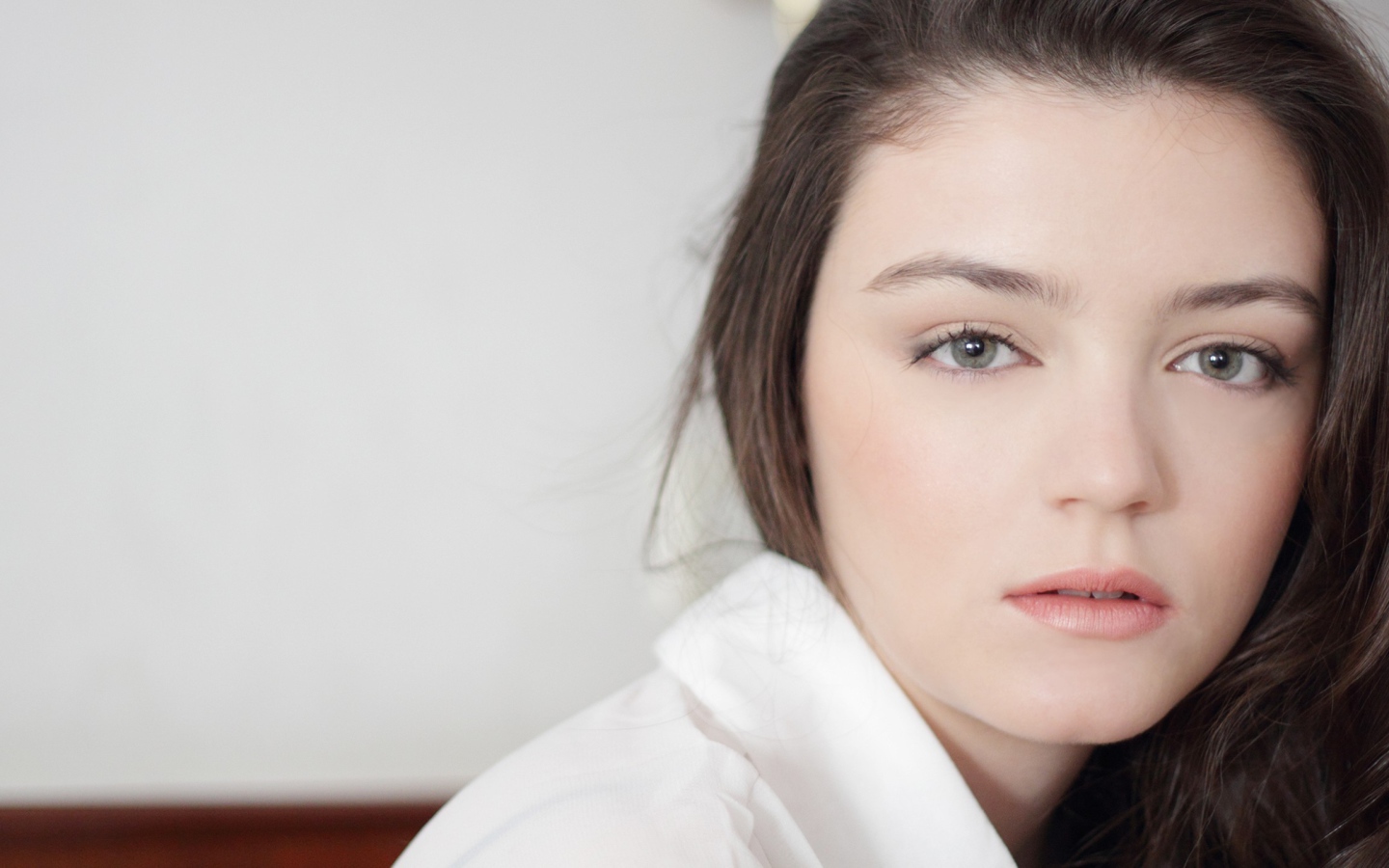 Женщина с серыми глазами