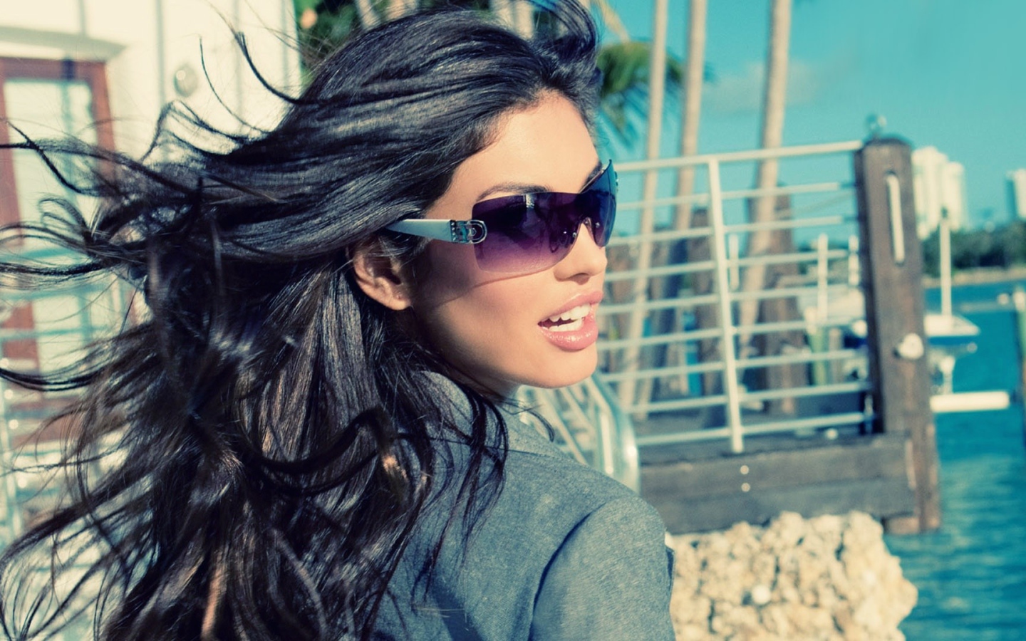 Брюнетка с пышными волосами