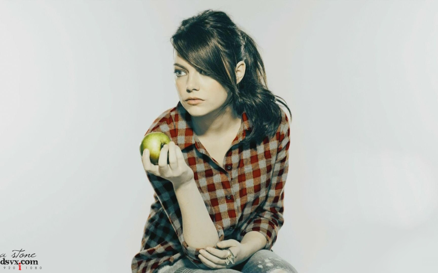 Эмма с яблоком