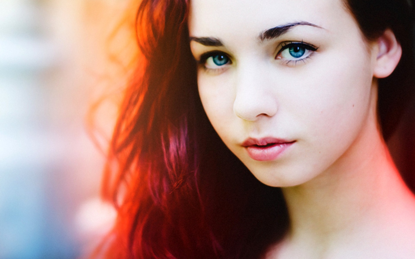 Рыжая девушка с голубыми глазами