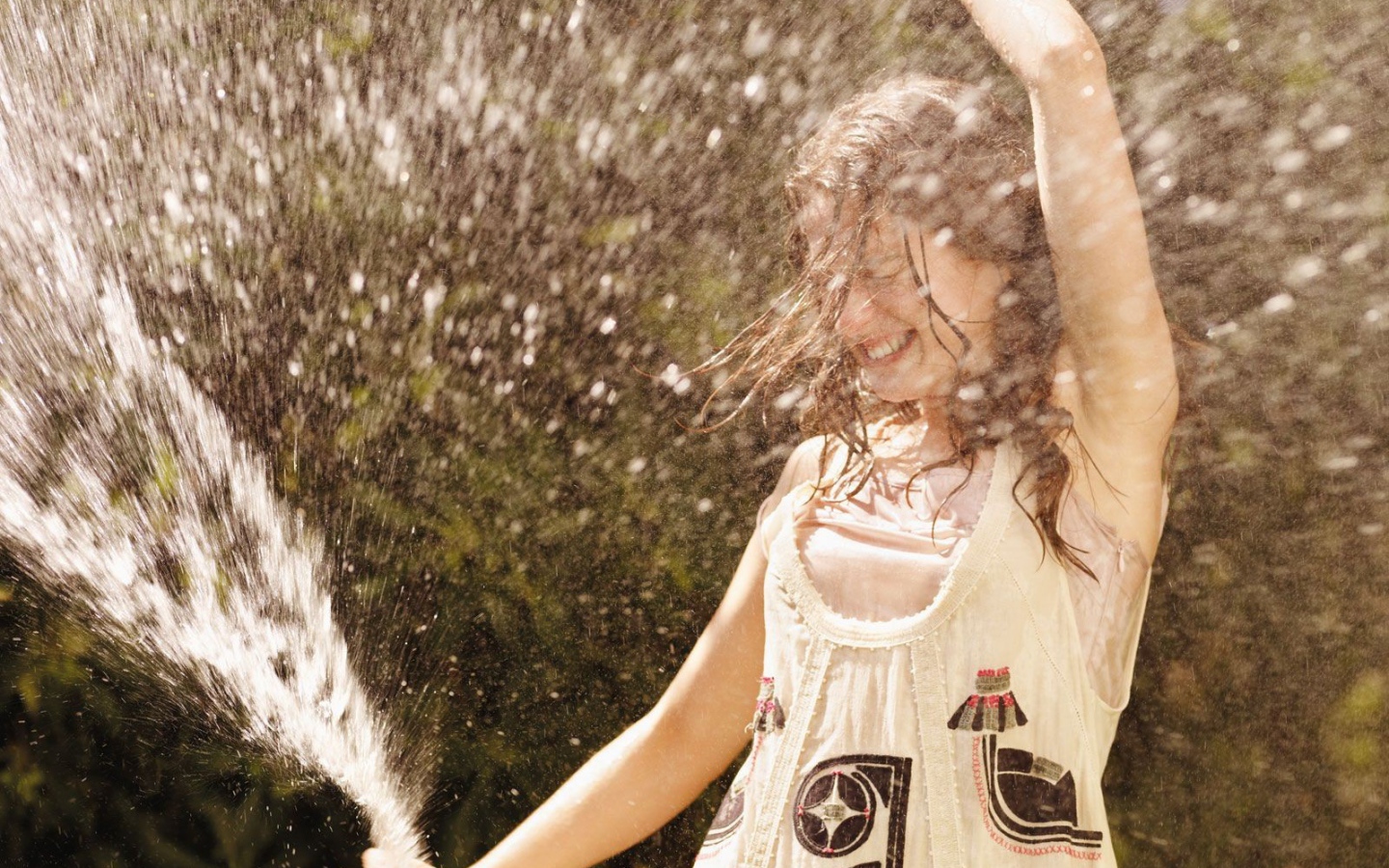 	  Spanish actress sprays of water