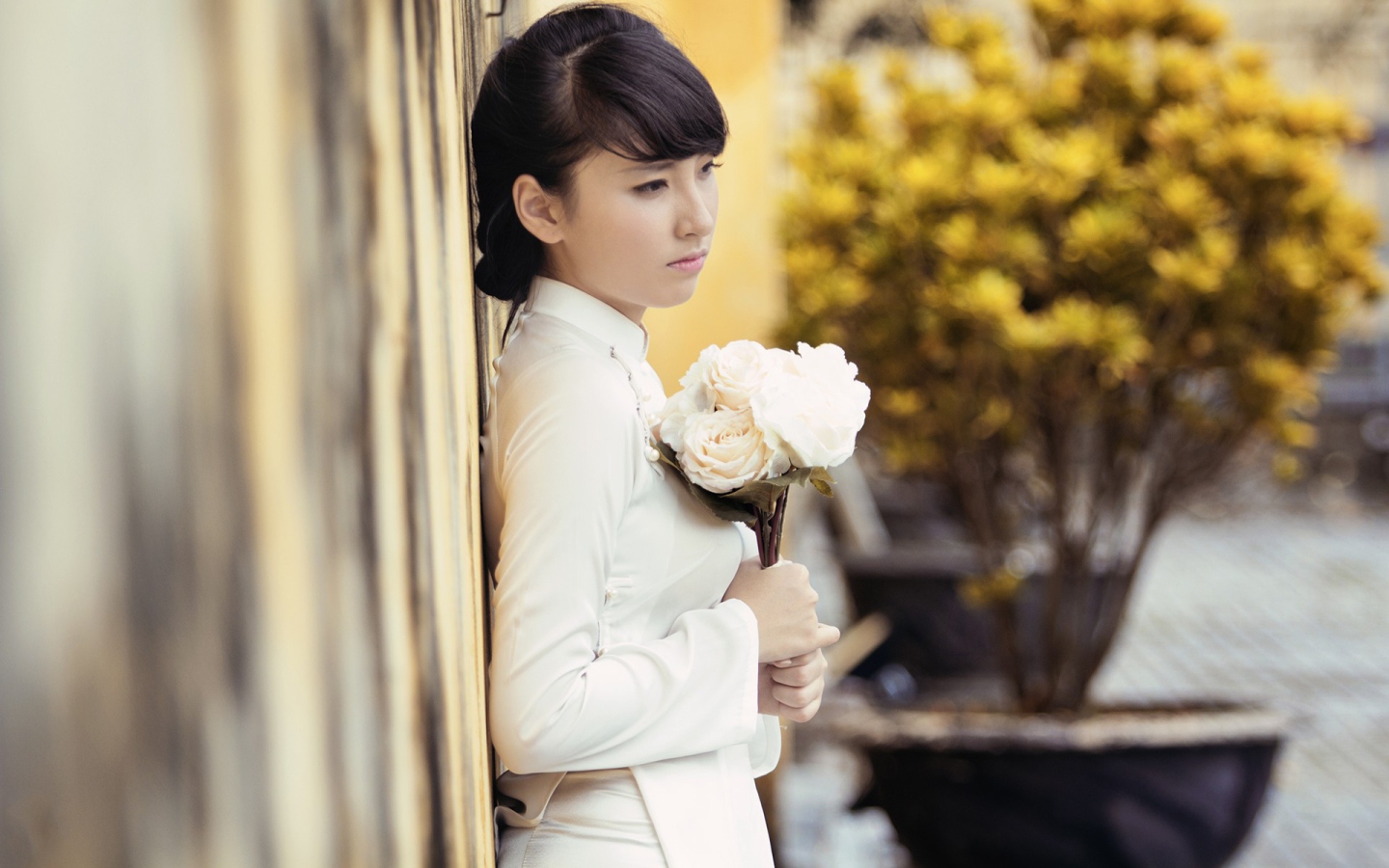 Девушка с букетом белых роз
