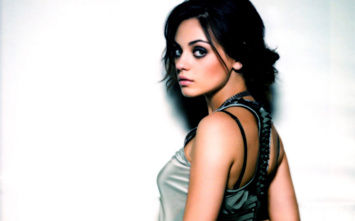 Красивая актриса Мила Кунис