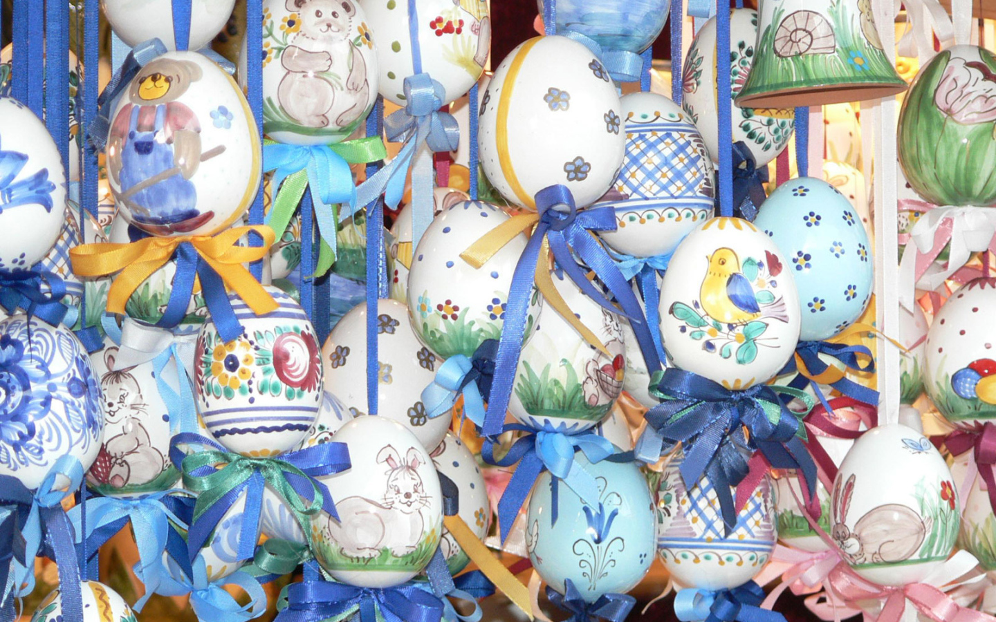 Яйца на веревочках на Пасху