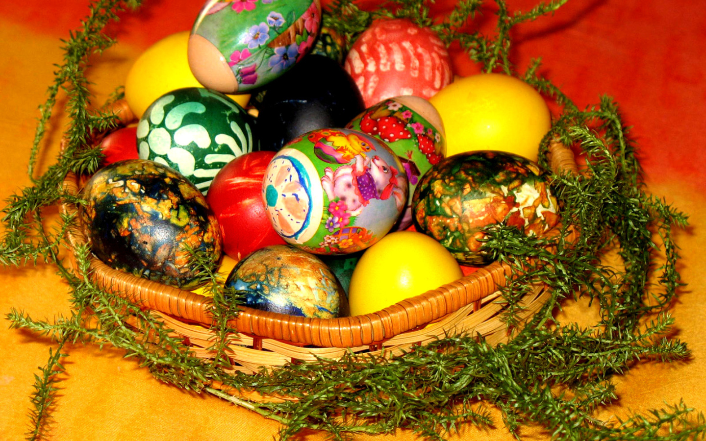 Яйца в корзине на Пасху