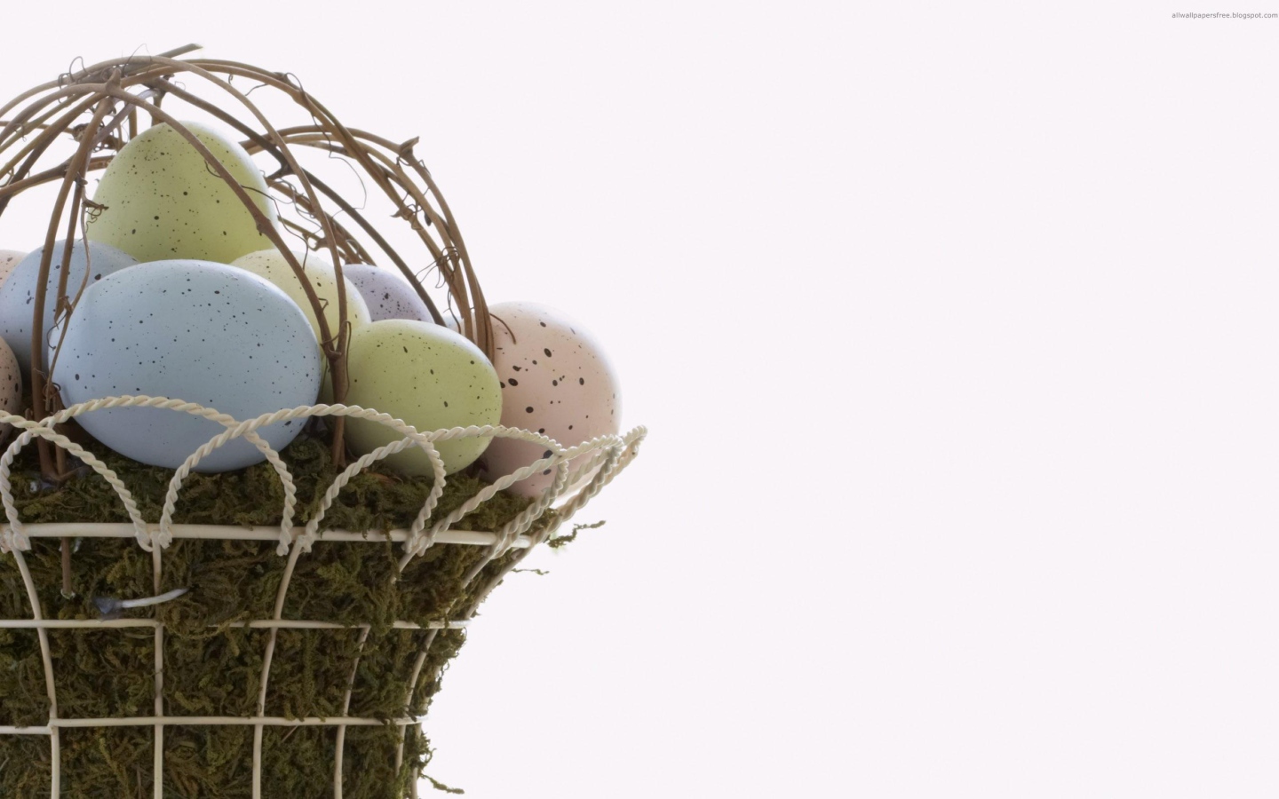 Яйца в белой корзине на Пасху