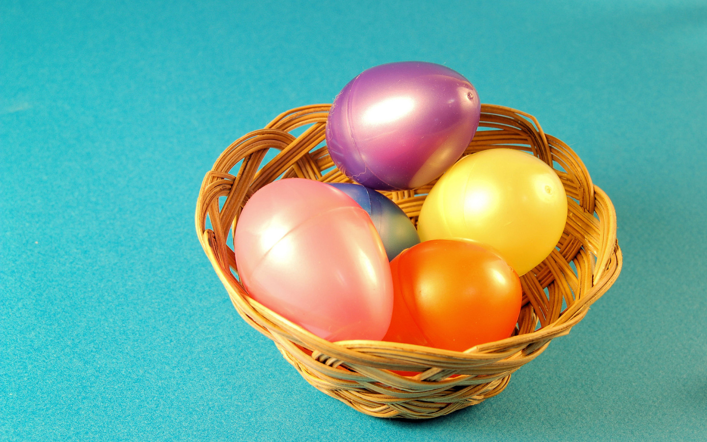 Яйца на голубом фоне на Пасху