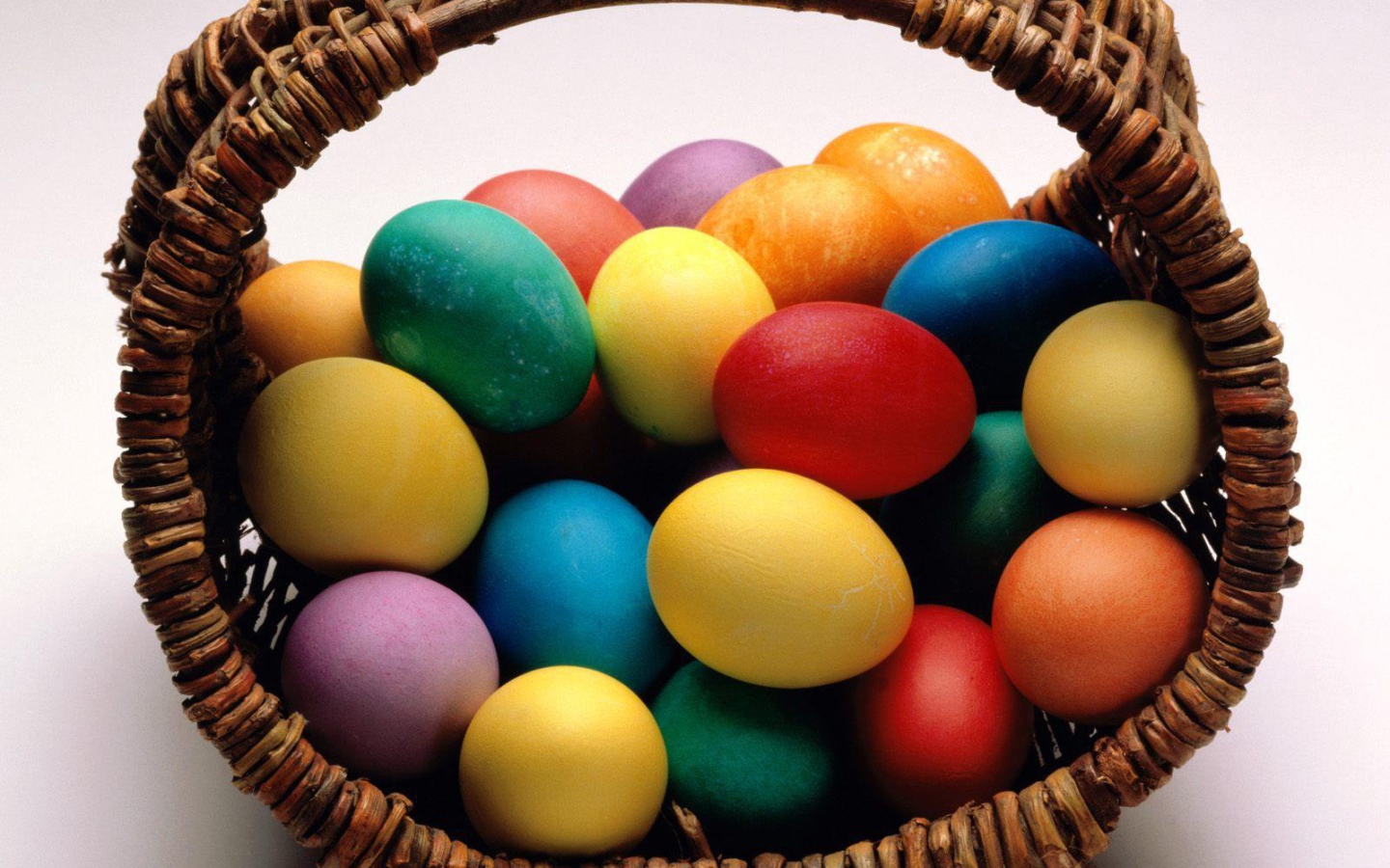 Плетеная корзина с яйцами на Пасху