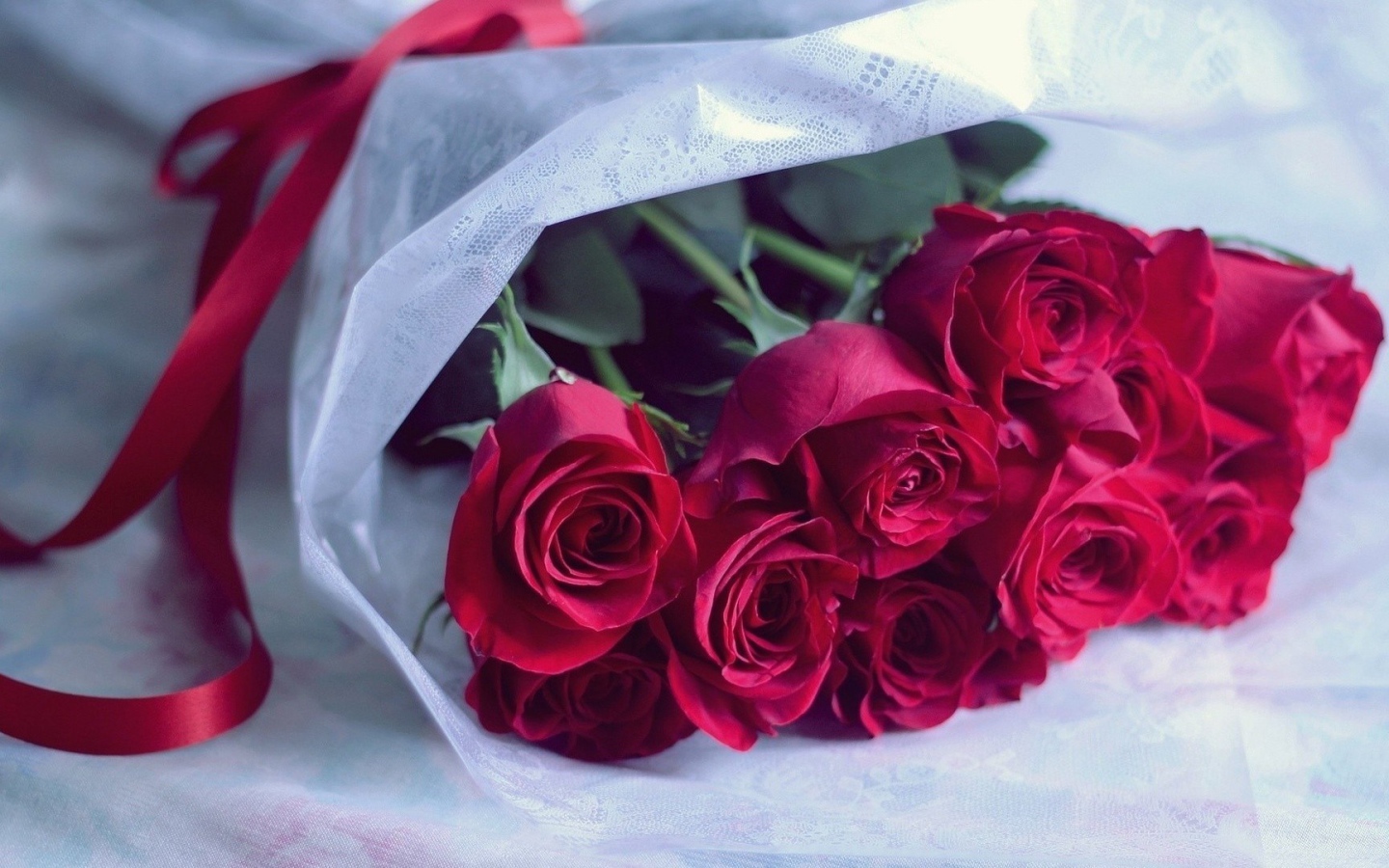 Украшенные красные розы на восьмое марта