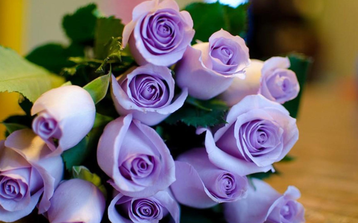 Фиолетовые розы в букете на восьмое марта