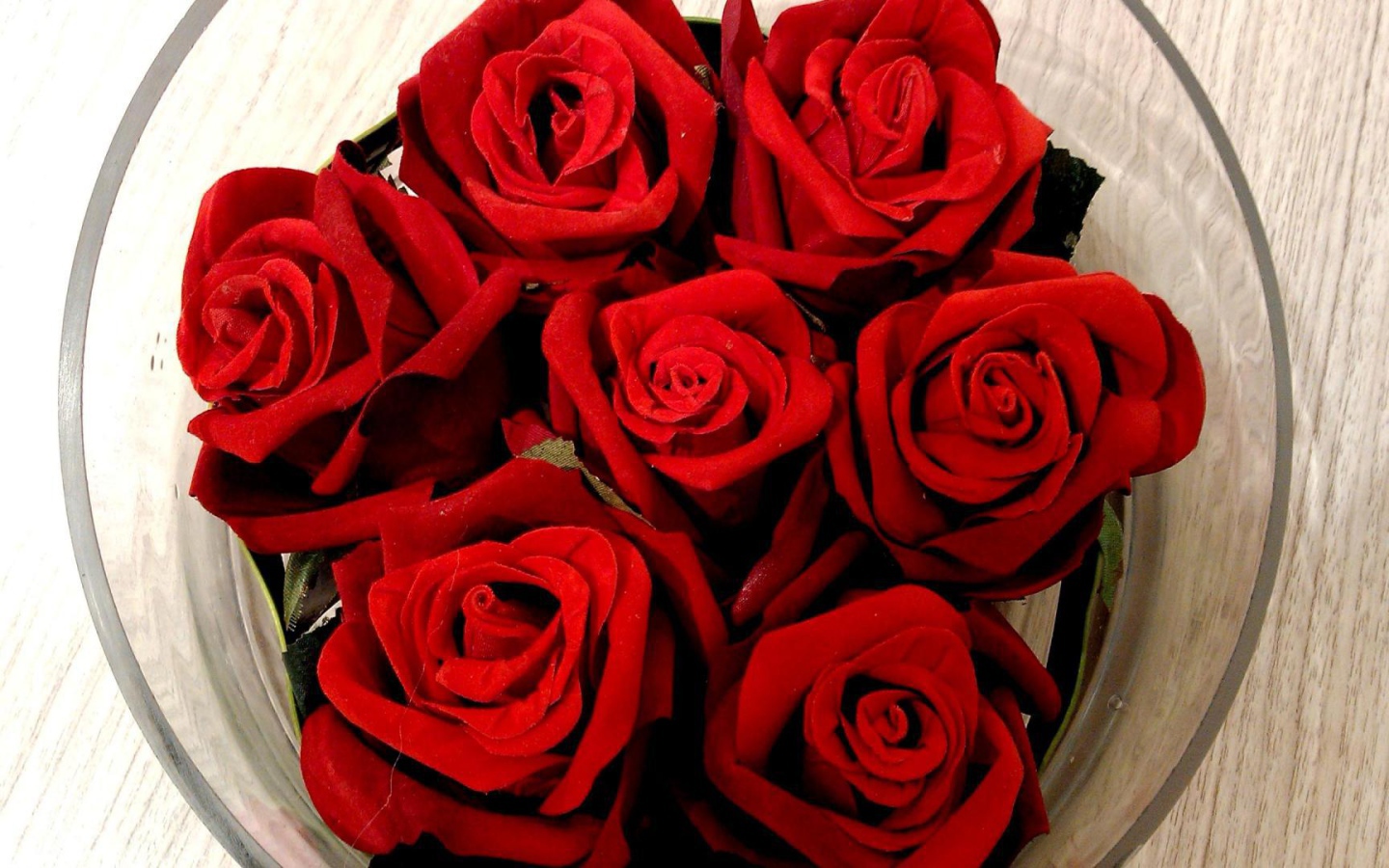 Красные розы на 8 марта в вазе