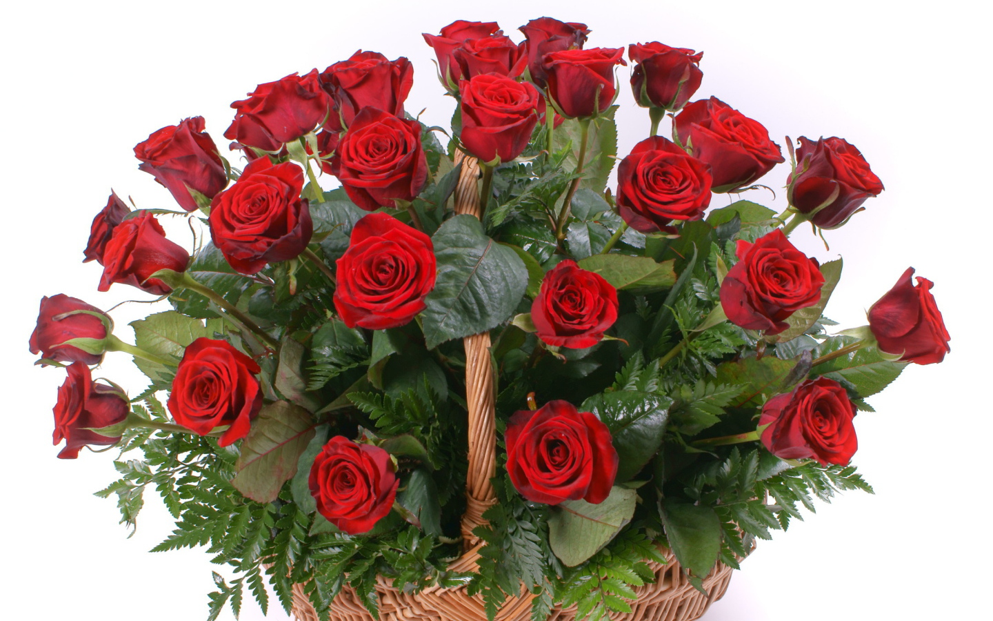 Красные розы на 8 марта в корзинке