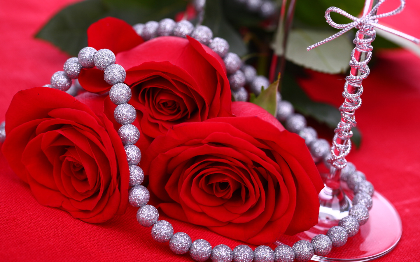 Красные розы на 8 марта на красном фоне