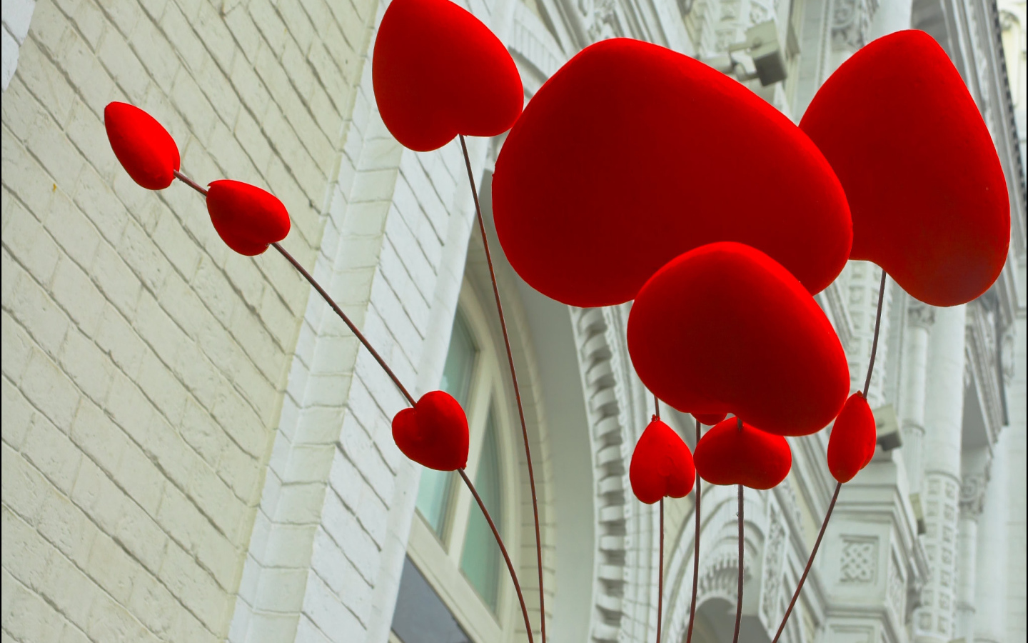 Сердца на фоне здания на День Святого Валентина 14 февраля